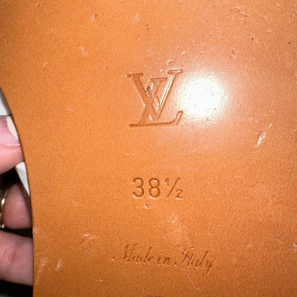 100% Louis Vuitton Thong Sandals✨ - Picture 8 of 13